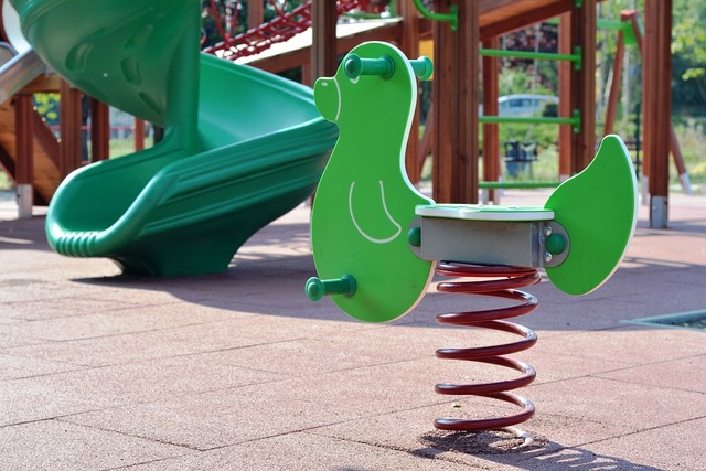 Aree gioco per bambini nei parchi pubblici