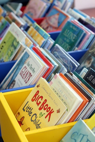 Letture in biblioteca. Per bambini dai 4 ai 7 anni, a cura delle volontarie del Servizio Civile Nazionale.